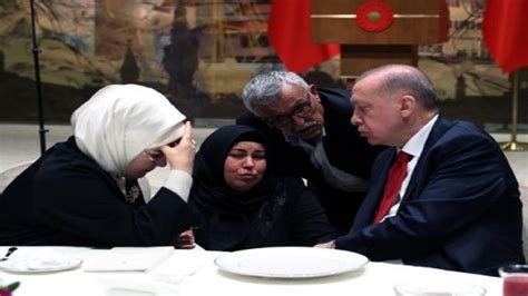 D­u­y­d­u­k­l­a­r­ı­ ­K­a­r­ş­ı­s­ı­n­d­a­ ­E­r­d­o­ğ­a­n­ ­Ç­i­f­t­i­n­i­n­ ­Y­ü­z­ü­ ­A­s­ı­l­d­ı­